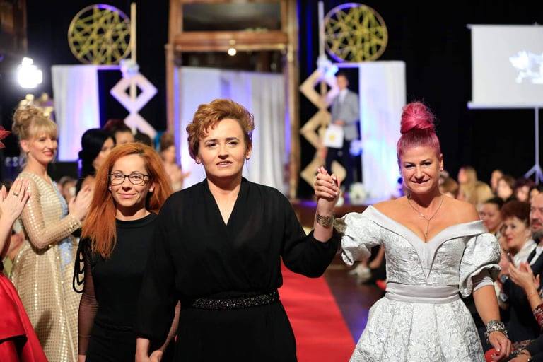 Coafurile extravagante ale Adrianei Popescu, prezentate în Polonia