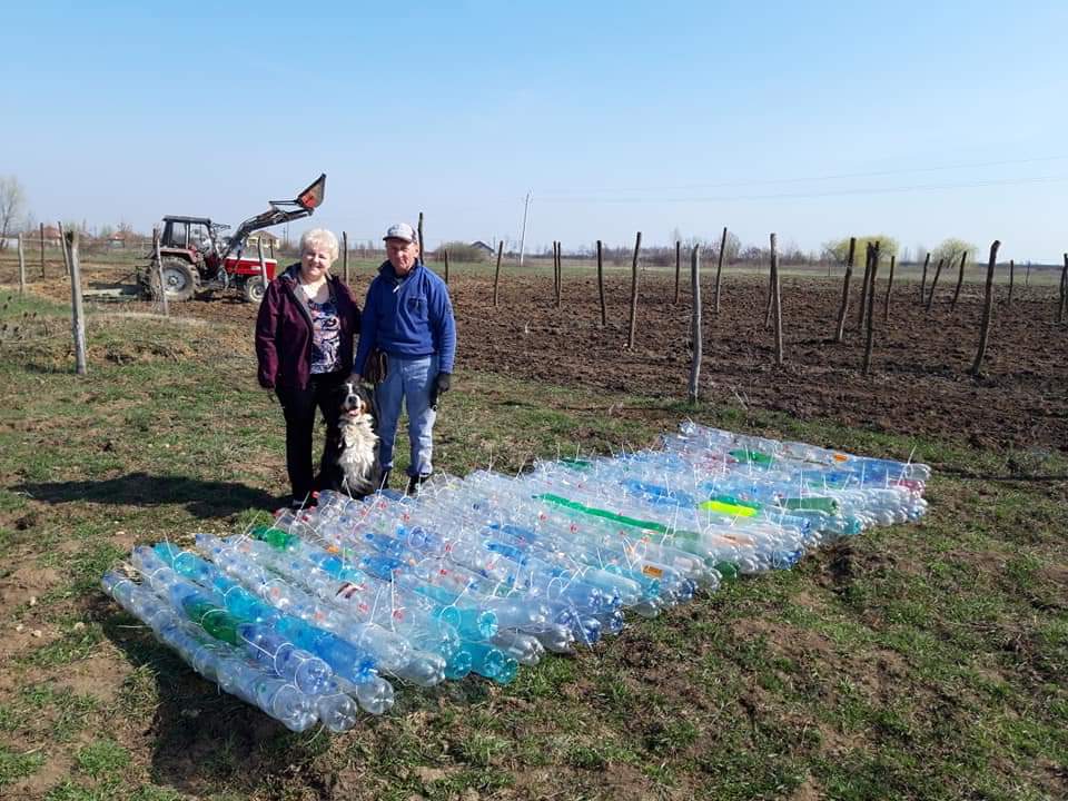 Gard de PET-uri realizat de copiii implicați în programul “Labirintul reciclării”