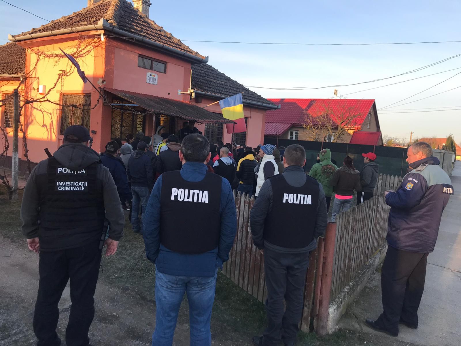 FOTO. MASCAȚII au descins ÎN FORȚĂ la Vetiș. Peste 70 de persoane, legitimate