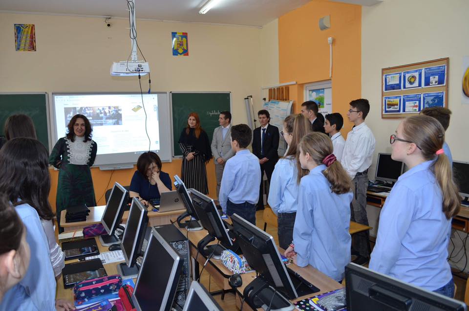 FOTOGALERIE. ”DIGITALIADA”, proiect inedit derulat la școala din MEDIEȘU AURIT. Ioan Bran, INVITAT special
