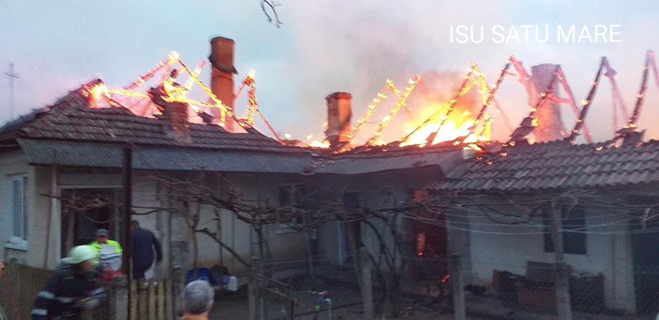 FOTOGALERIE. INCENDIU de AMPLOARE lângă Satu Mare. Intervenția pompierilor, mult ÎNGREUNATĂ