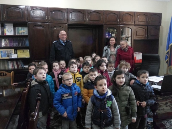 Zâmbete şi glasuri de copii în curtea Jandarmeriei