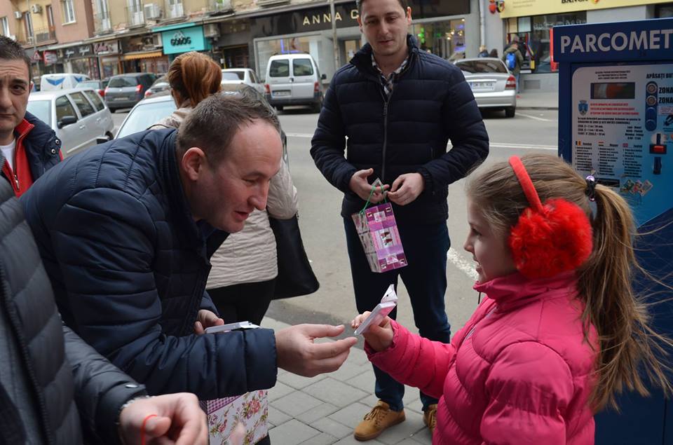 Mărțișoare pentru doamne și domnișoare întâlnite sau oprite pe stradă în Satu Mare