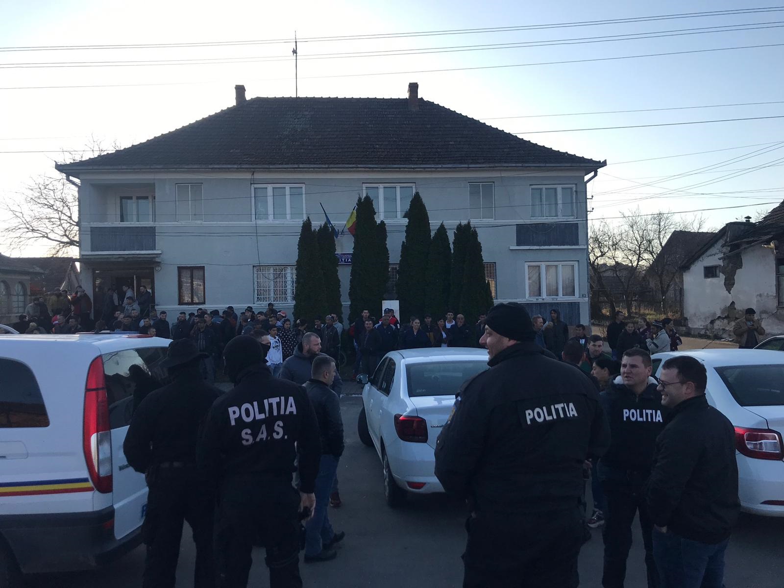 FOTO. DESANT al MASCAȚILOR la Ardud. 200 de persoane LEGITIMATE, PATRU, reținute