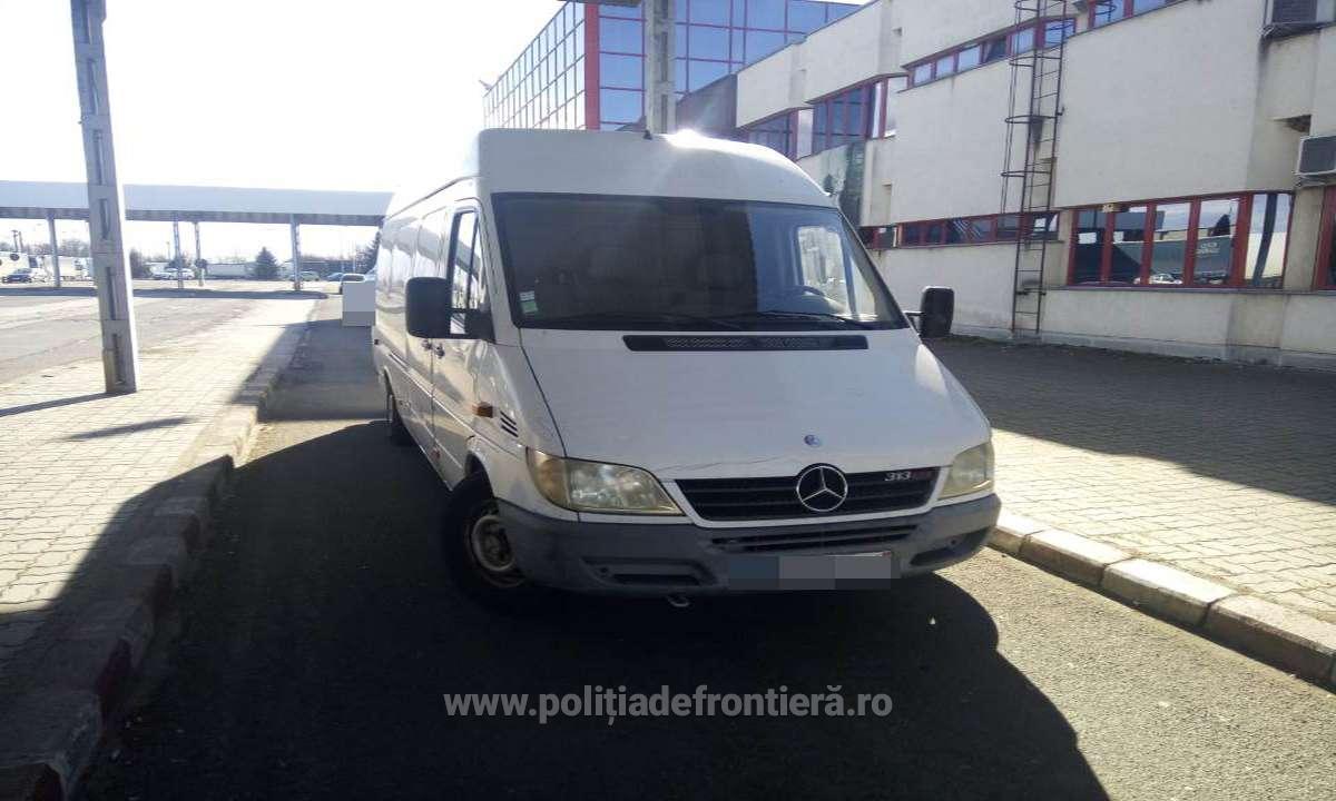 FOTO. Microbuz folosit pentru țepe în Polonia, depistat la Petea. Era condus de un sătmărean