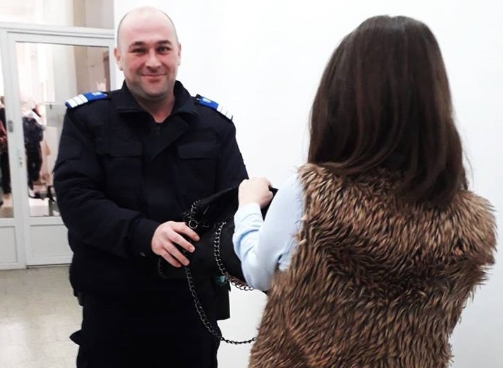GEST IMPRESIONANT. Un jandarm i-a înapoiat unei sătmărene poșeta și alte bunuri personale uitate la Trezorerie