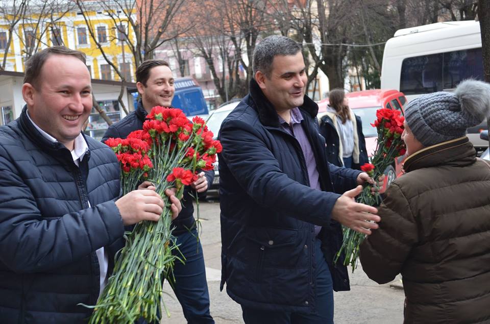 Social-democrații sătmăreni au dovedit că respectă femeile oferindu-le flori de 8 Martie