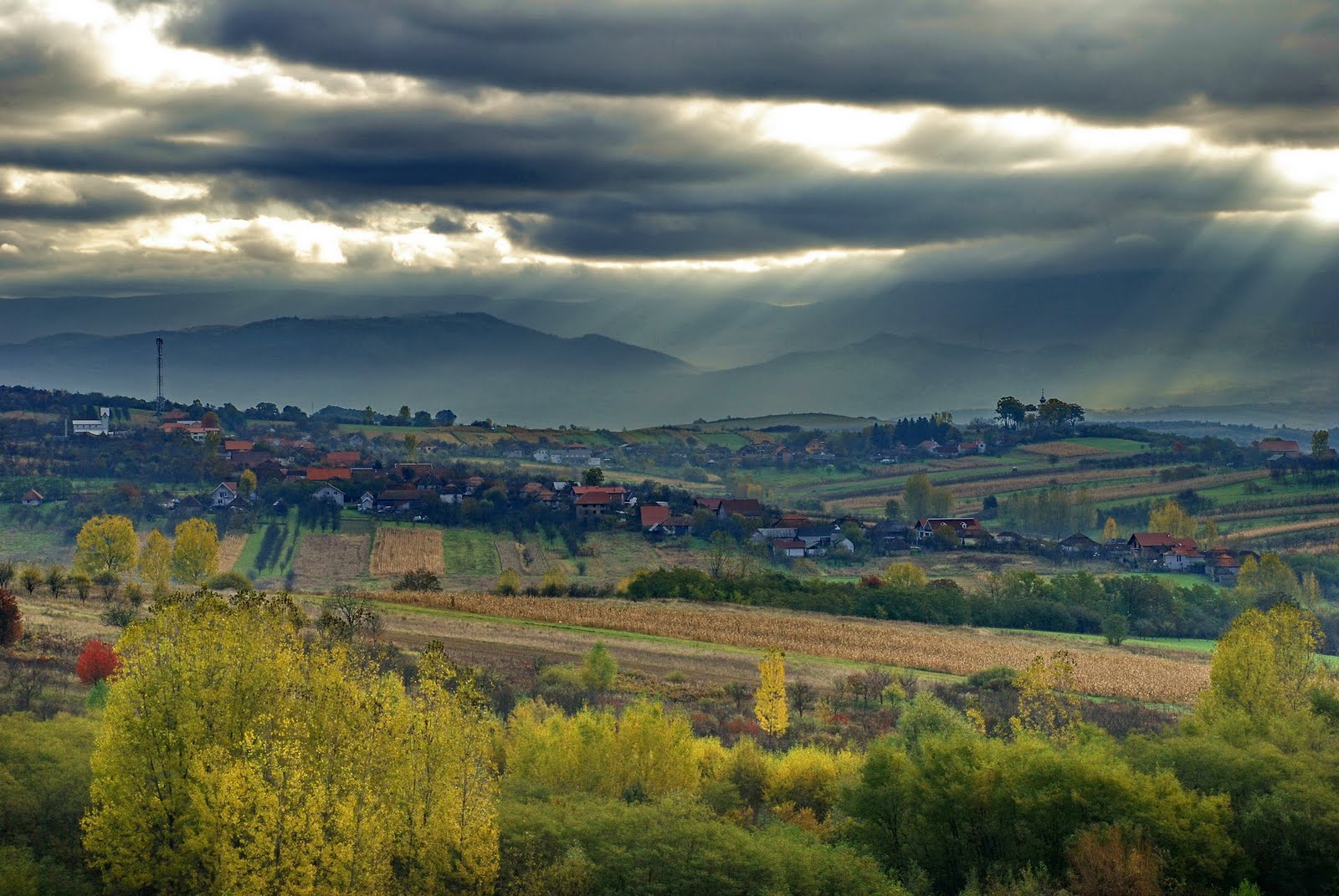 Satul Prilog, “oaza de latinitate” din Ţara Oaşului, aflat între două sate ungureşti