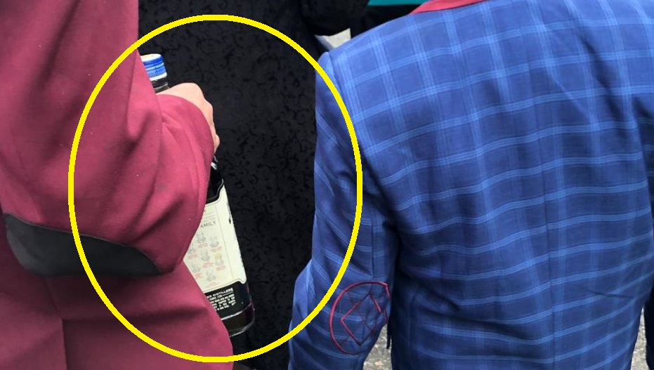 FOTO INEDIT! Din acest an, de Paște, se sfințește și ... whisky-ul!