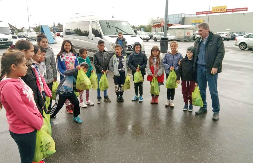 Greviștii de la Electrolux au împărțit pachete de Paște copiilor sărmani