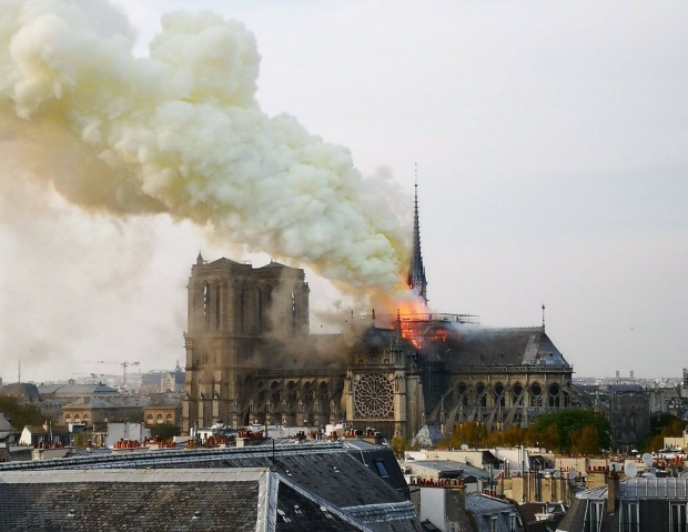 FOTO și VIDEO LIVE. Catedrala ”Notre Dame” din Paris, cuprinsă de flăcări. Părți din edificiu, în pericol major de prăbușire