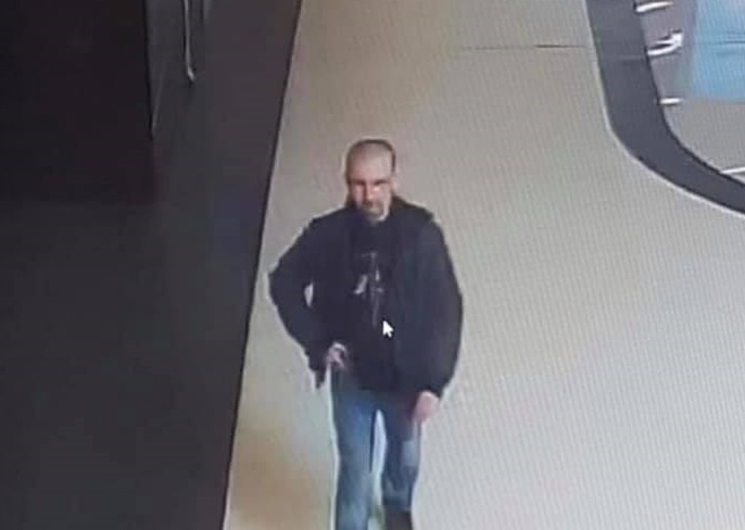 FOTOGALERIE. Un bărbat este ACUZAT cu URMĂREȘTE și HĂRȚUIEȘTE minore. În ce zonă se ACȚIONEAZĂ