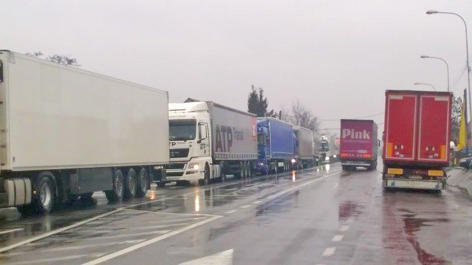 Măsuri de fluidizare la graniţa cu Ungaria, cu ocazia reluării traficului pentru autovehiculele de mare tonaj