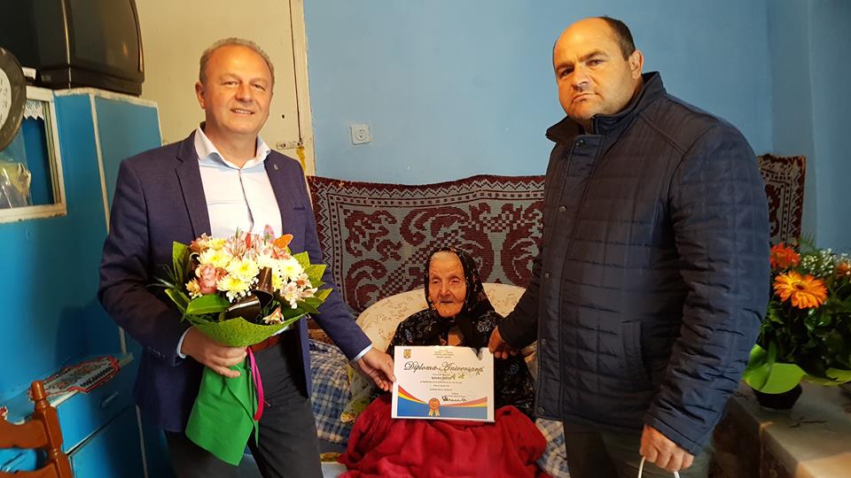 FOTO. UN secol DE VIAȚĂ. Premiată de Primăria Ardud la împlinirea a 100 de ani