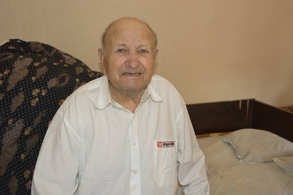 FOTO. Premiat la un SECOL DE VIAȚĂ. Un coș de flori și o diplomă de onoare din partea Primăriei Carei