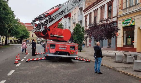 Atenție, cade tencuiala! O plimbare pe Corso poate fi foarte periculoasă