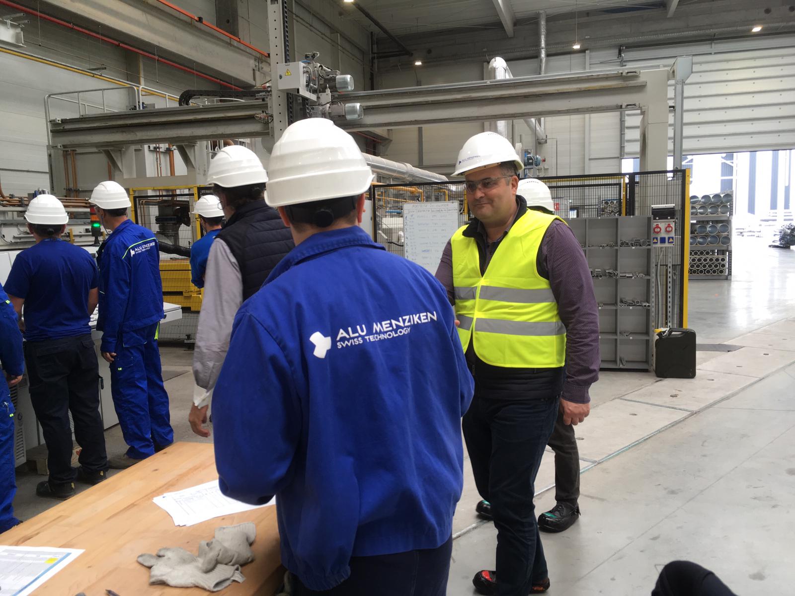 PSD susține mediul privat care generează locuri de muncă! Ministrul Gabriel Leș, în vizită la fabrica Alu Menziken