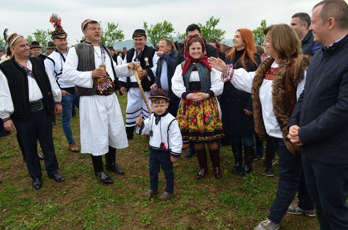 Sâmbra Oilor de la Abrăneşti - Urcatu` oilor la munte în Ţara Oaşului