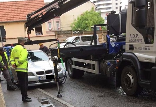 FOTO. A doua mașină RIDICATĂ la Satu Mare. De data aceasta, un BMW