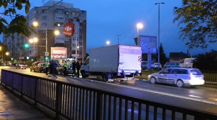 FOTO. ACCIDENT la Satu Mare, la trecerea de pietoni. CINCI mașini implicate