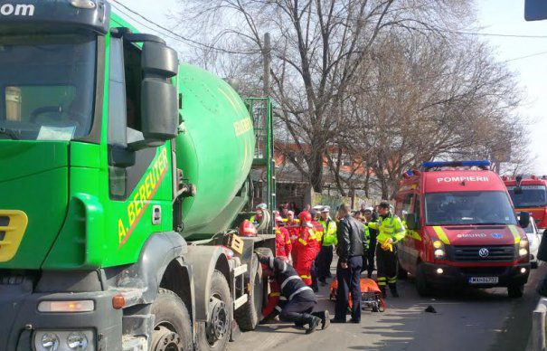 UPDATE. CUMPLIT. ACCIDENT ÎNGROZITOR. O femeie și FIICA ei, CĂLCATE de o BETONIERĂ