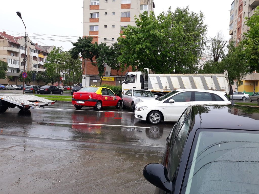 FOTO. ACCIDENT la INDIGO. În același LOC ca și dimineață. Tot un TAXIMETRIST implicat