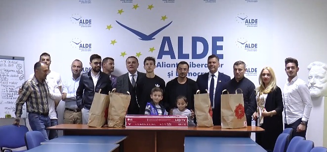 La inițiativa lui Ovidiu Silaghi, ALDE Satu Mare a ajutat, înainte de Paște, o familie cu cinci copii