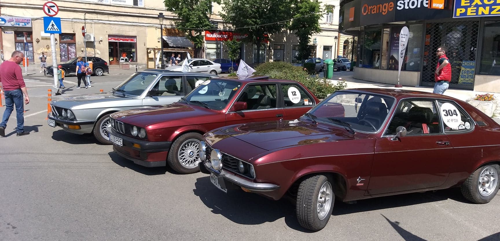 Regal al automobilelor retro în centrul Sătmarului
