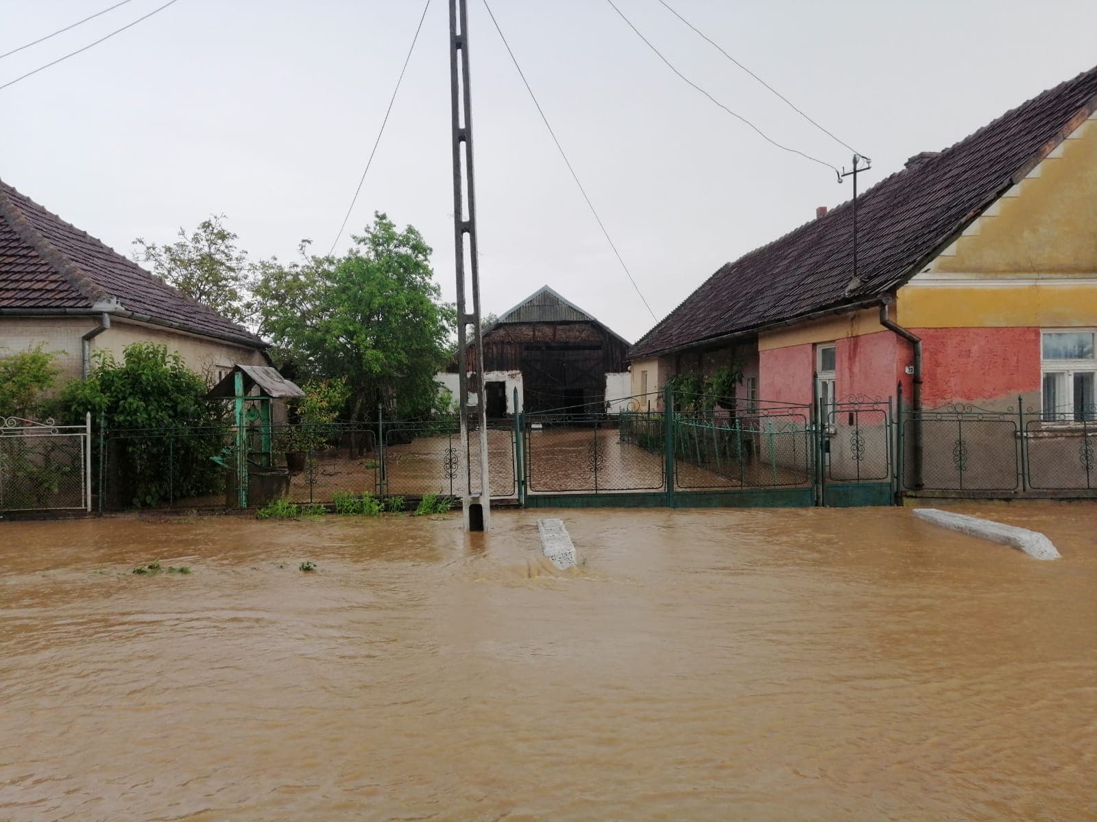 VIDEO/FOTO. RUPERE de nori în județ. Drum European, INUNDAT. Gospodării SUB APE