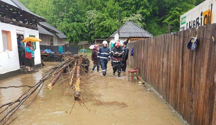 ALERTĂ MAXIMĂ. INUNDAȚII în județ. ZECE case afectate. COD ROȘU