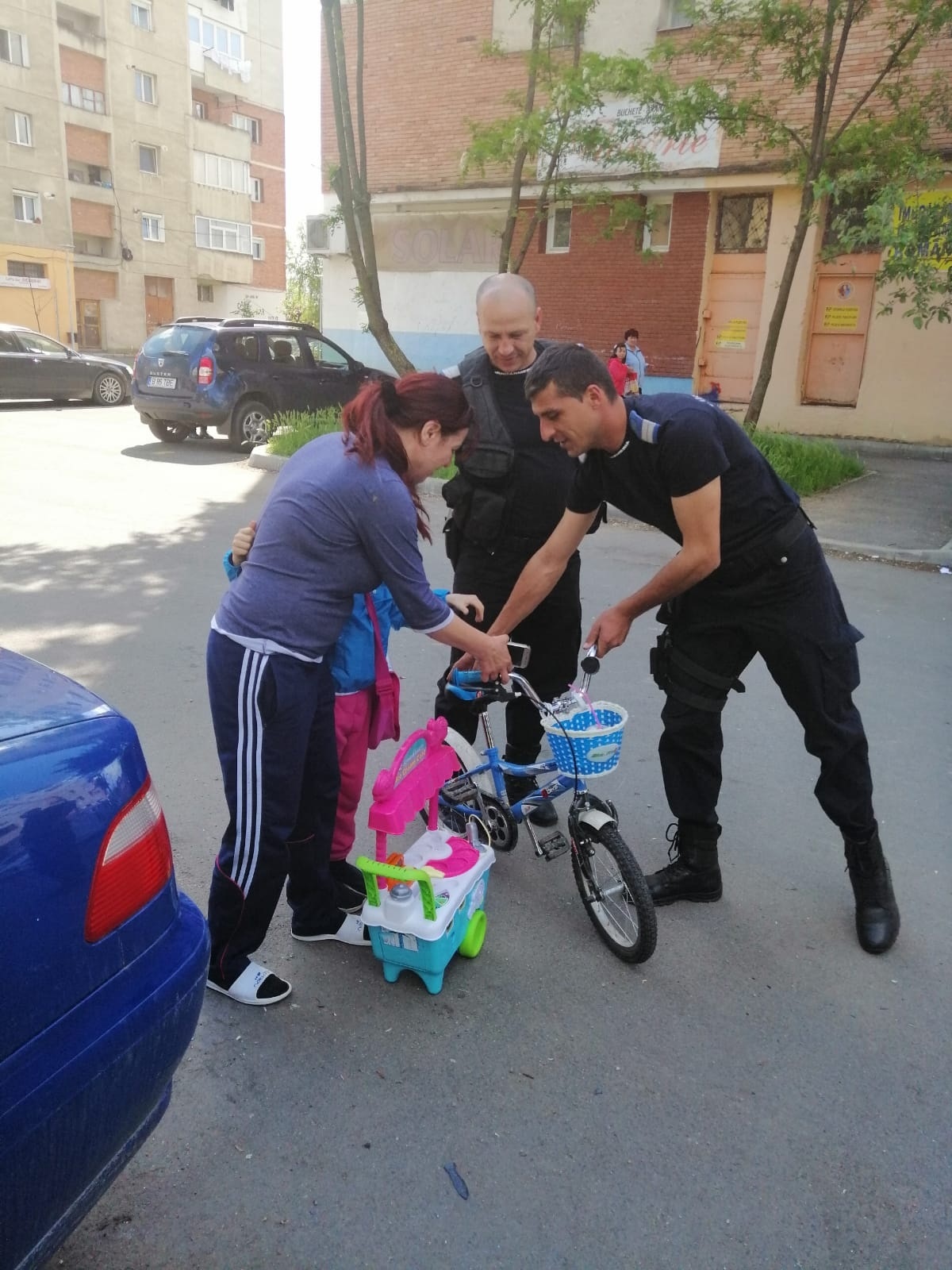 Fetiță pierdută de bunică, salvată de un jandarm sătmărean