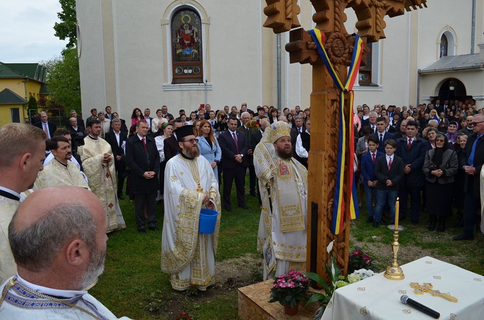FOTO. CINSTE. Liturghie Arhierească la Medieșu Aurit. Săptămâna Luminată încheiată cu un eveniment special