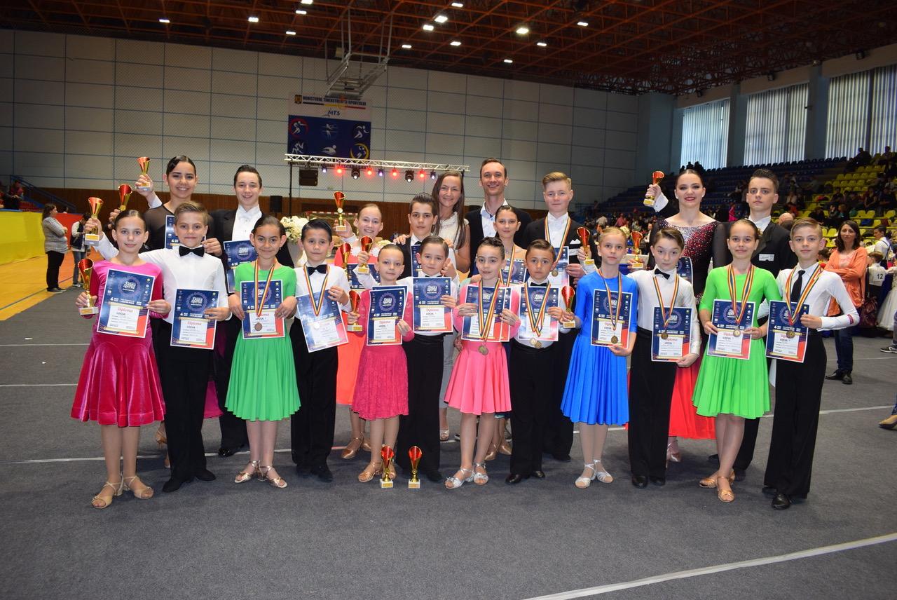 Sportivii Loga Dance School au obținut 21 de medalii la Dance Festival de la Baia Mare