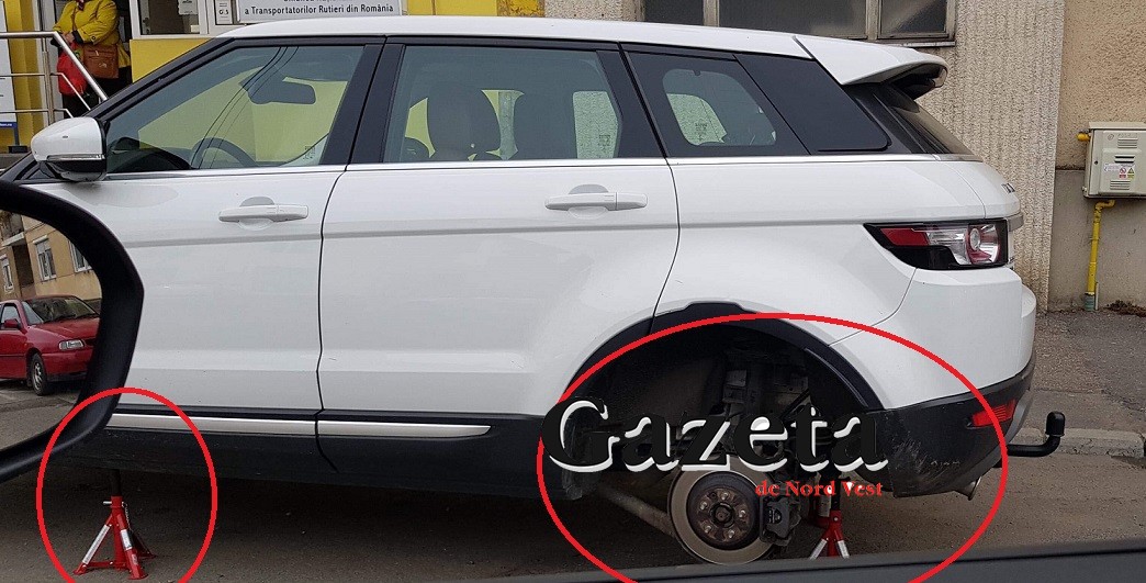 FOTOGALERIE. INCREDIBIL. Bolid ”DESCULȚAT” în plină stradă. I s-au FURAT ROȚILE peste noapte