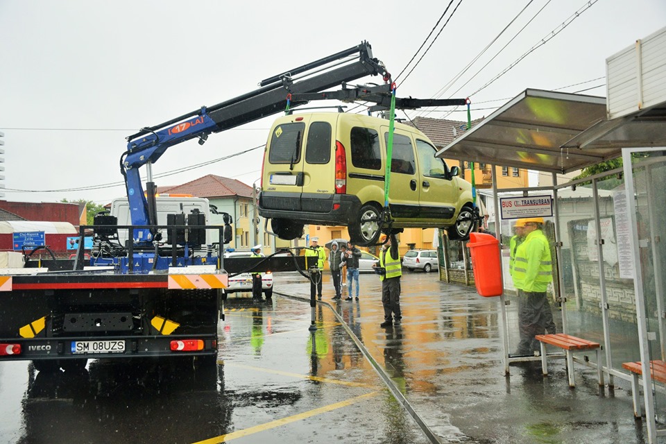 FOTOGALERIE. A început RIDICAREA mașinilor parcate NEREGULAMENTAR! Prima mașină, ridicată dintr-o STAȚIE DE BUS