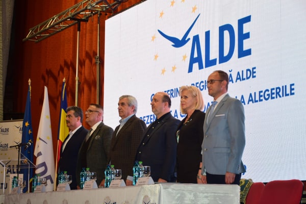 VIDEO/FOTO. Tăriceanu îi îndeamnă pe sătmăreni să meargă la vot, să voteze candidații ALDE, dar să BOICOTEZE referendumul