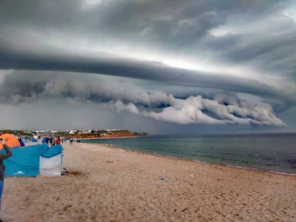 FOTOGALERIE. Imagini ÎNFRICOȘĂTOARE surprinse ieri pe LITORAL. Ceva asemănător a fost și la SATU MARE