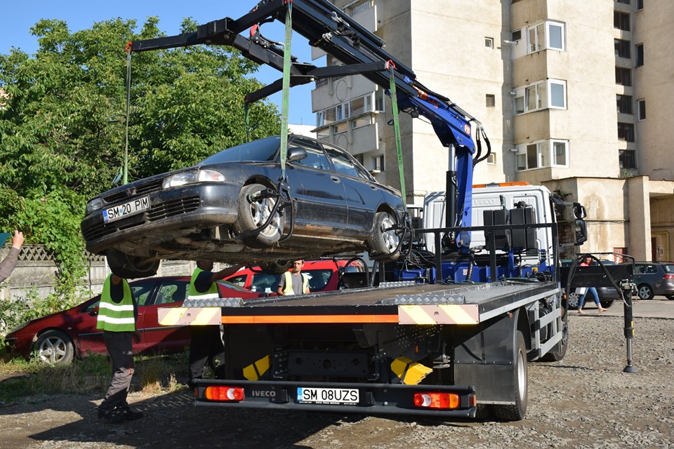 DECIZIE. Mașinile abandonate, RIDICATE de Primărie. Sunt cu SUTELE în oraș