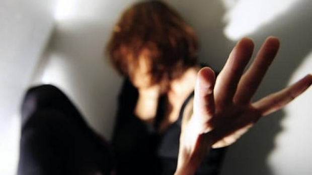 ÎNFIORĂTOR. Tânără cu handicap mintal, BĂTUTĂ într-un centru de recuperare. Posibilă agresiune SEXUALĂ