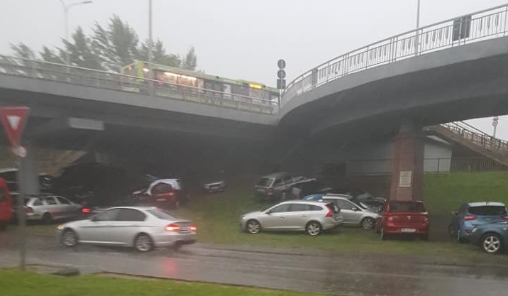 Recomandările pentru trafic ale polițiștilor, pe timp ploios