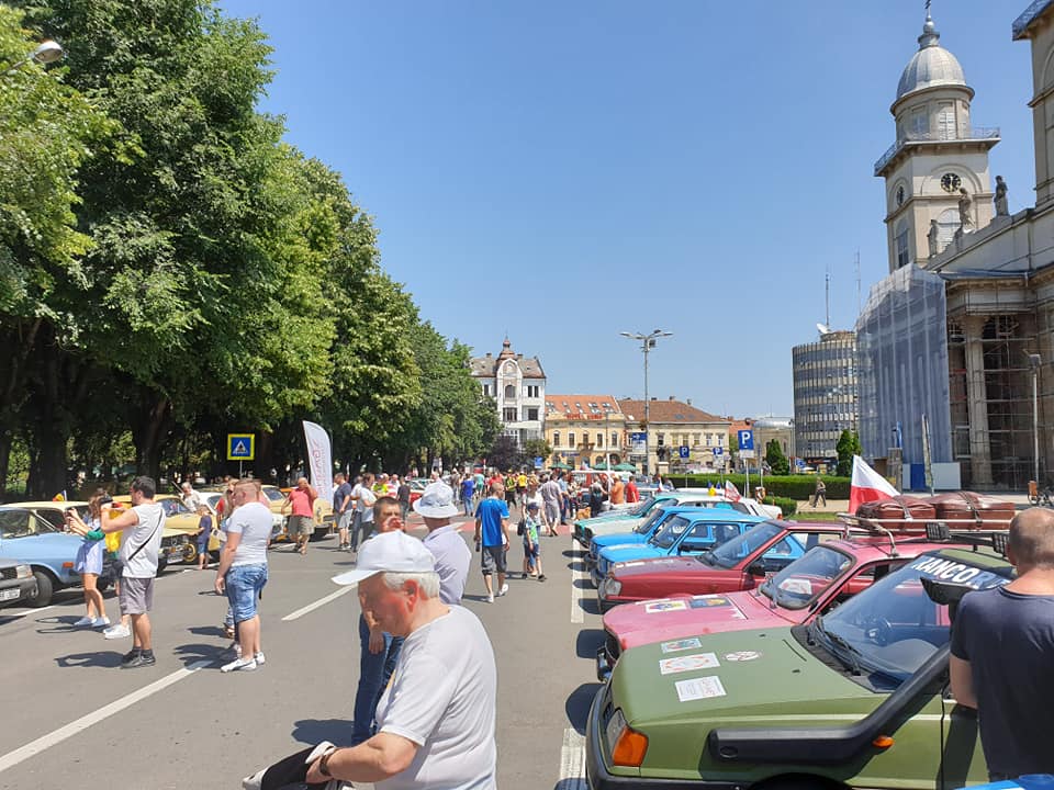 Mașinile de epocă, admirate și apreciate la Satu Mare, la parada dedicată lor