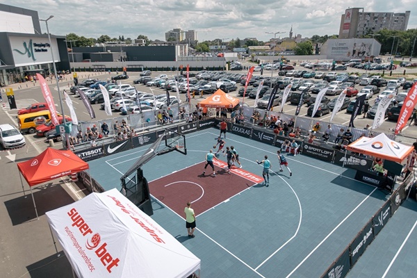 Spectacol marca Sport Arena  în parcarea Shopping City Satu Mare