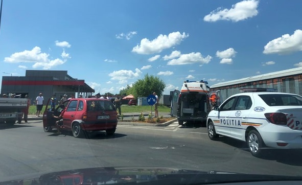 FOTOGALERIE. ACCIDENT GRAV lângă Dedeman. AMBULANȚA și POLIȚIA la fața locului