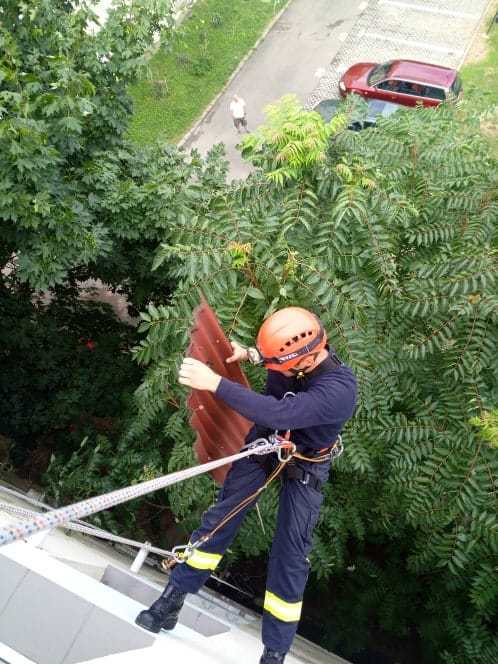 Acoperiș smuls de vânt