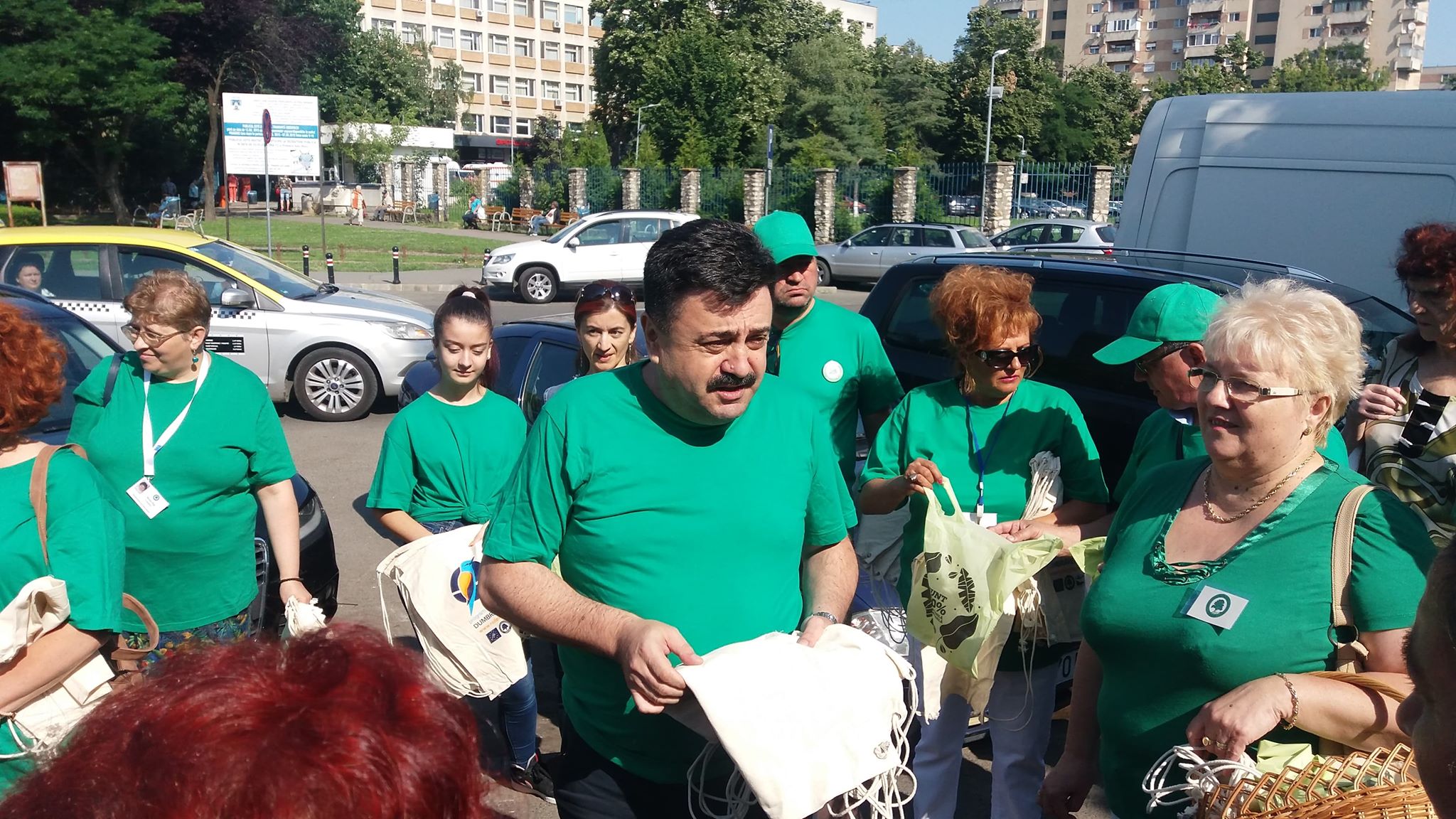 VIDEO/FOTO. ACŢIUNE  Campania ANTI pungi de plastic la Satu Mare. Vicepreşedintele ANPM, Radu Roca, s-a alăturat campaniei