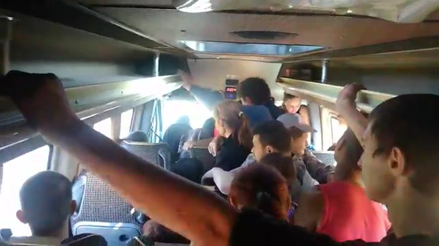 VIDEO. INUMAN. Înghesuială în microbuzele din transportul județean. După 8-10 ore de muncă