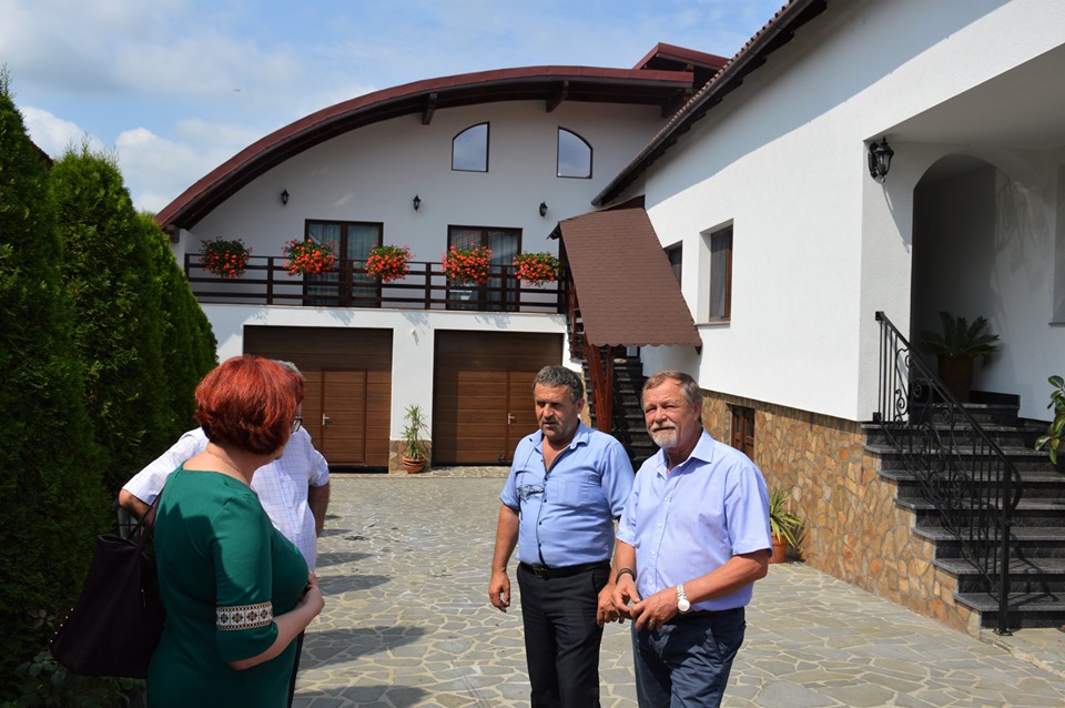 FOTOGALERIE. Oșenii le-au găsit o altă ÎNTREBUINȚARE, caselor URIAȘE din Țara Oașului. Ce fac cu ele