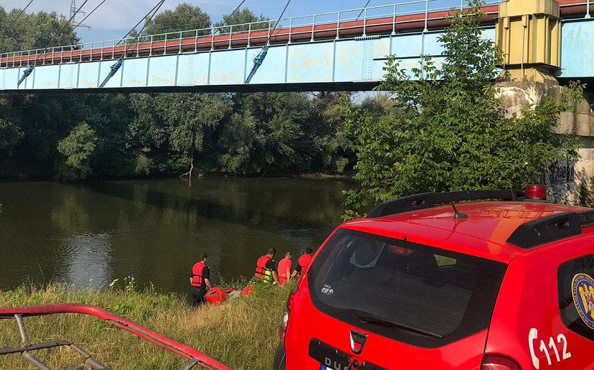 FOTOGALERIE. TRAGEDIE. Copil DE 12 ani, ÎNECAT în Someș. Pompierii NU l-au găsit încă
