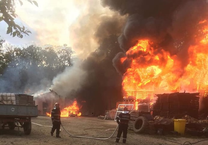 VIDEO/FOTO. Incendiu de PROPORȚII în județ. Pompieri din DOUĂ JUDEȚE s-au luptat ȘPATE ORE cu FLĂCĂRILE