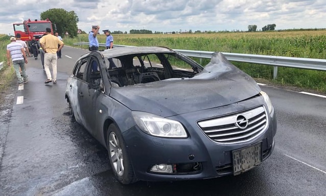 FOTO. Mașină ÎN FLĂCĂRI pe unul dintre drumurile județului. INCENDIUL, stins de pompieri